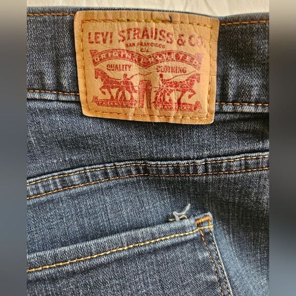 Levi's Jeans Women's 31 (30x29.5) Classic Bootcut Mid Rise Dark Stretch EUC - Picture 3 of 10